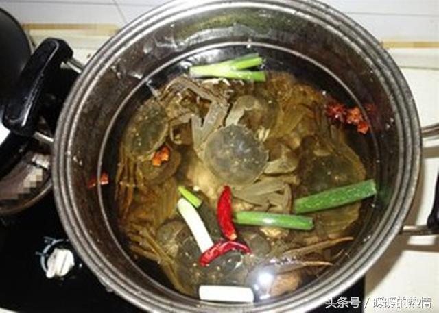煮螃蟹是热水下锅还是冷水下锅？很多人第一步就错了，赶紧改过来