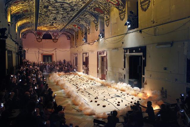 中国艺术家在西班牙引爆18米长火药，为探索“绘画的精神”！