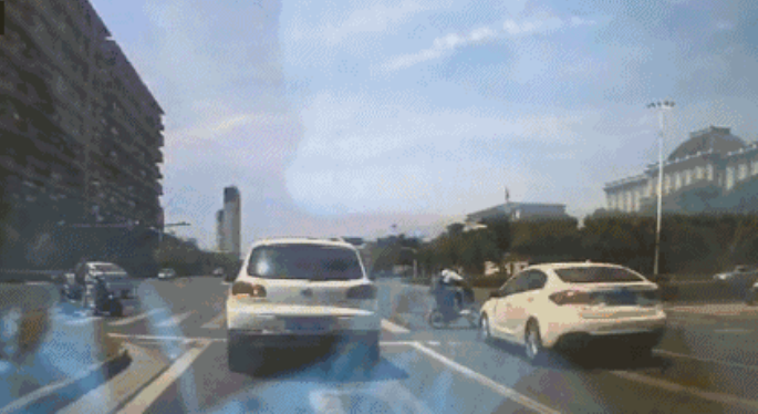 开车撞到闯红灯的人，司机需要担责吗？