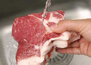 猪羊鱼肉别用清水洗！30年老厨师传授您洗肉诀窍！