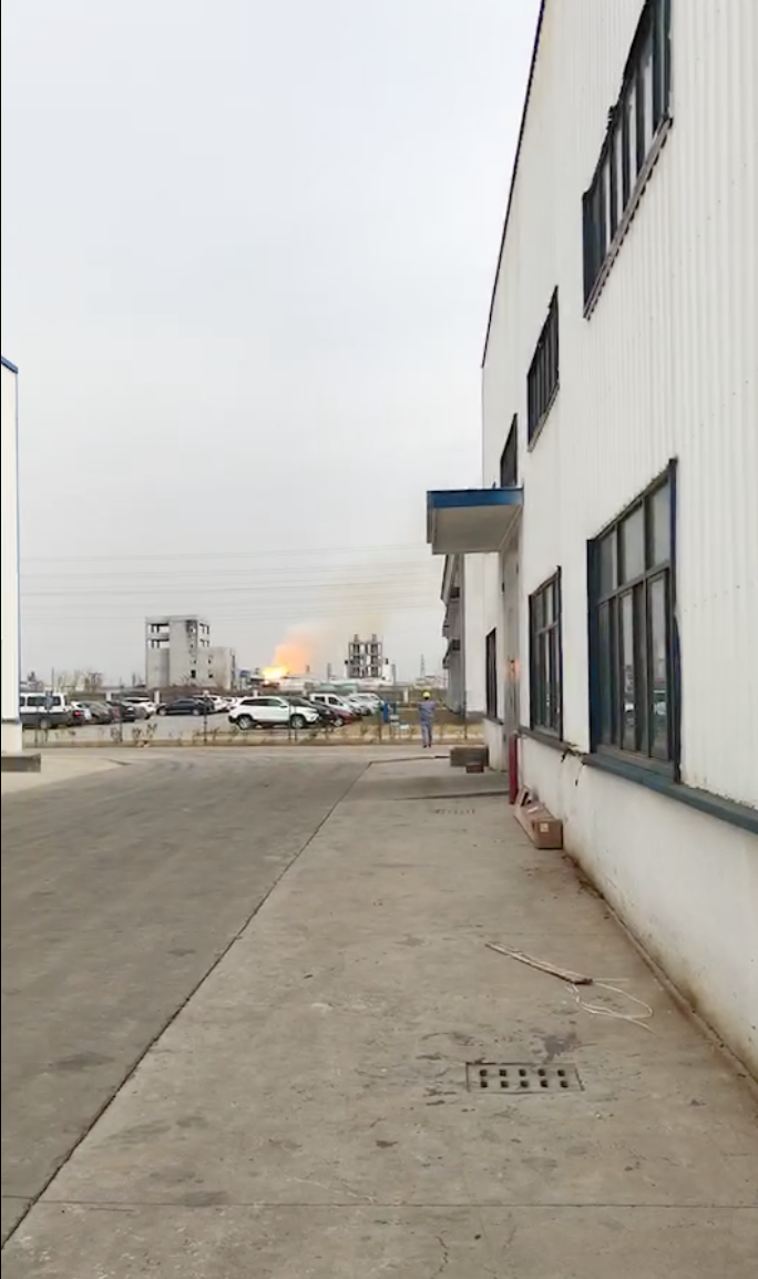 江苏盐城响水县化工厂爆炸 多名员工重伤 周边房屋损毁