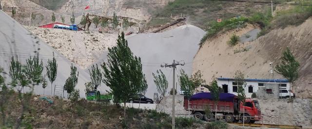 河北涿鹿：一砂石矿被举报违规生产 当地回应称证照齐全