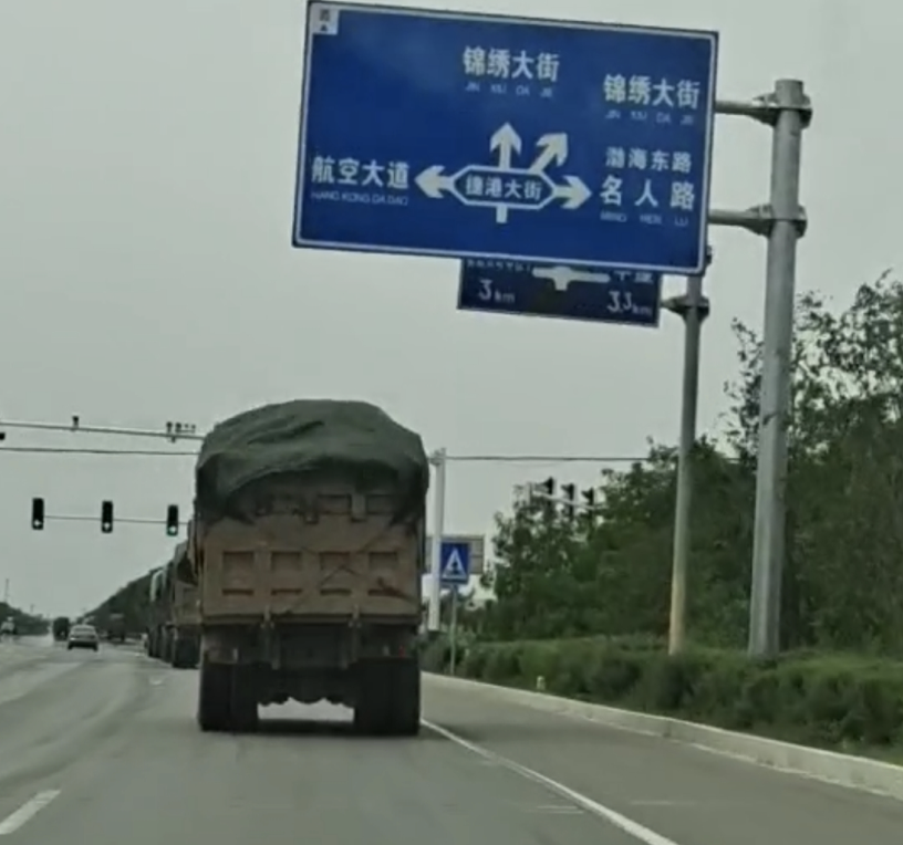 河北黄骅：这些无牌超载货车为何能上路跑运输？
