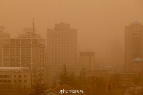 北京升级发布沙尘暴黄色预警，目前已出现明显沙尘天气