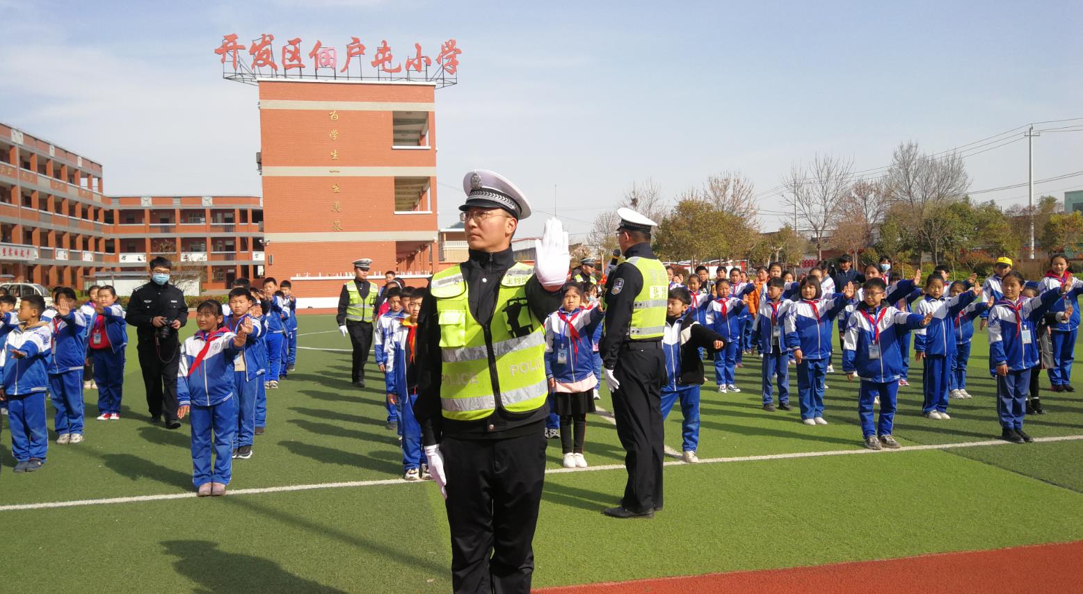 菏泽开发区交警大队受邀为“小记者”上交通安全课